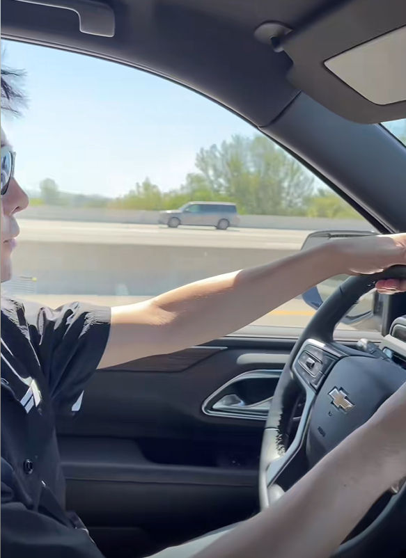 林志颖一家国外游,开18万油车,15岁kimi小眼睛身高逼近180公分