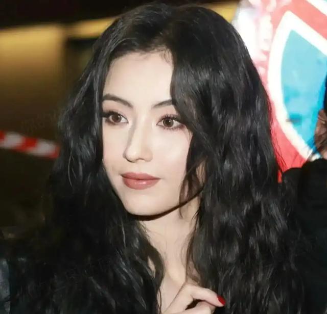 44岁张柏芝放飞自我！上身半穿半露，下身瑜伽裤