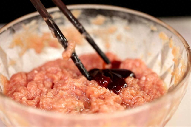 调肉馅好吃有诀窍，切记多放2味料，油润鲜香又多汁，不柴也不腥