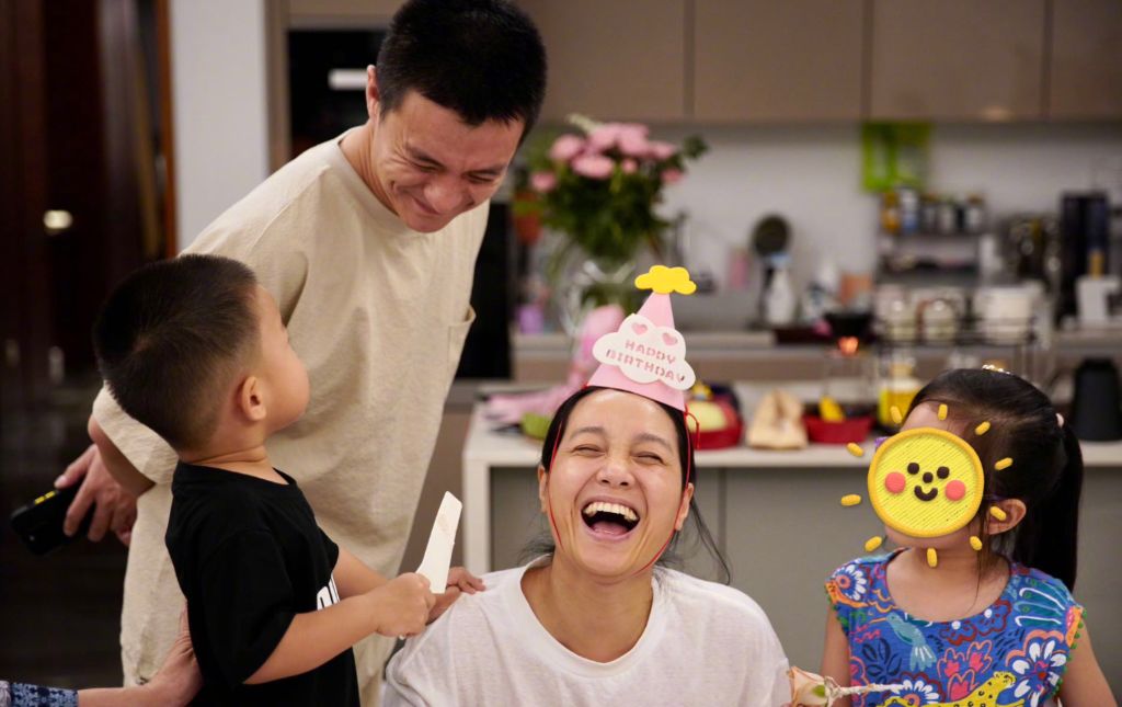 周一围全家游三亚！朱丹罕秀好身材，6岁女儿陪弟弟下海太懂事