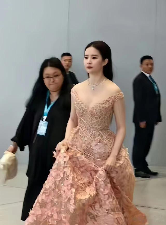 白玉兰这一晚,“膀大腰圆”的刘亦菲,给内娱审美上了生动的一课