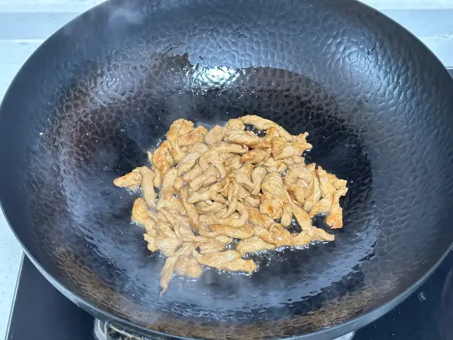 冬天很贵的菜,一到春季便宜又鲜嫩,简单炒一炒,营养丰富口感好