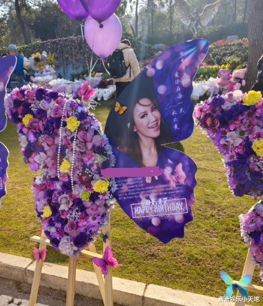 李玟新铜像揭幕现场：87岁母亲数次落泪，因过度悲伤险些摔倒