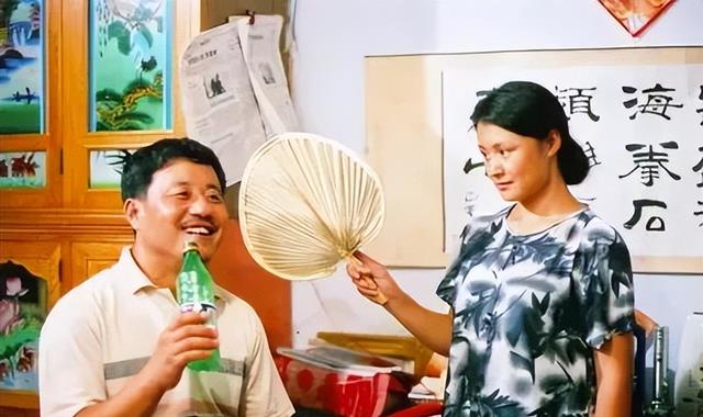 王长贵家服装店开业，娇妻戴大金链子上台发言，苏玉红到场祝贺