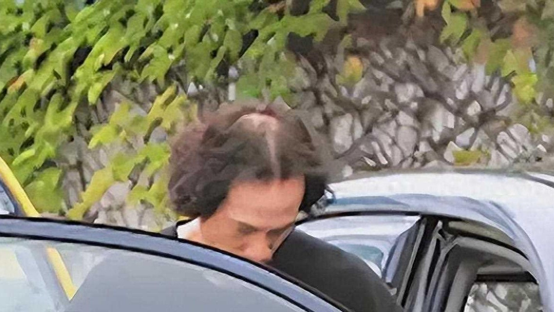 荧幕巨星沦落街头？52岁视帝暴瘦如柴，娇妻成“吸金怪兽”