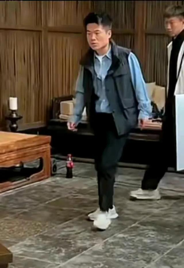 感动！没给自己留独立办公室的董宇辉，为同事们提前准备了母婴室