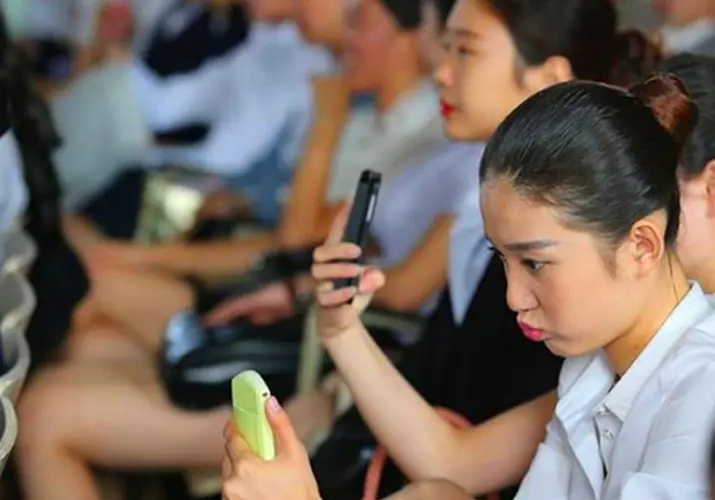 00后女硕士面试，面试官连问5个隐私问题，回3个字面试官抬不起头