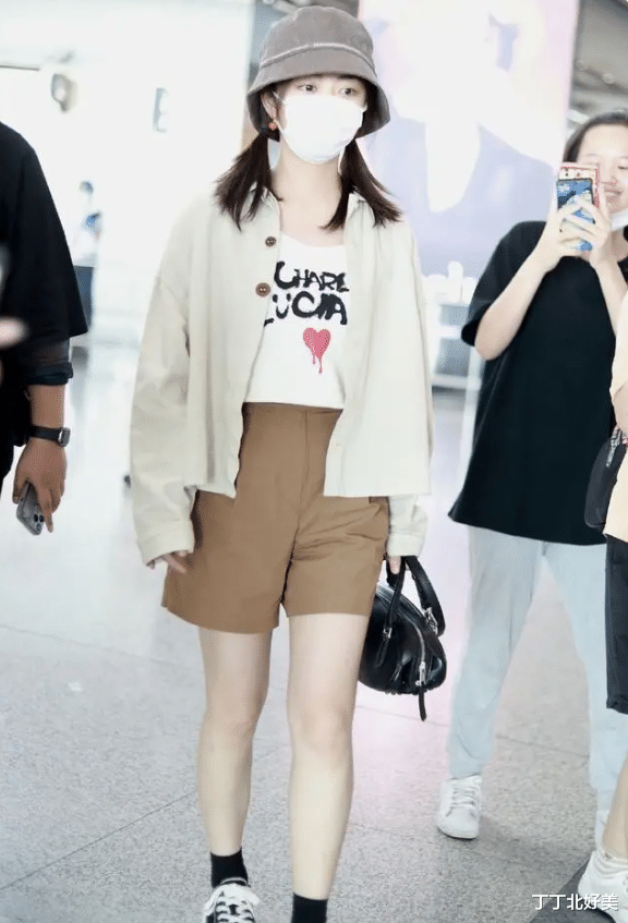 谭松韵带火了一种新穿法：短外套+短裤+渔夫帽，时髦洋气又减龄