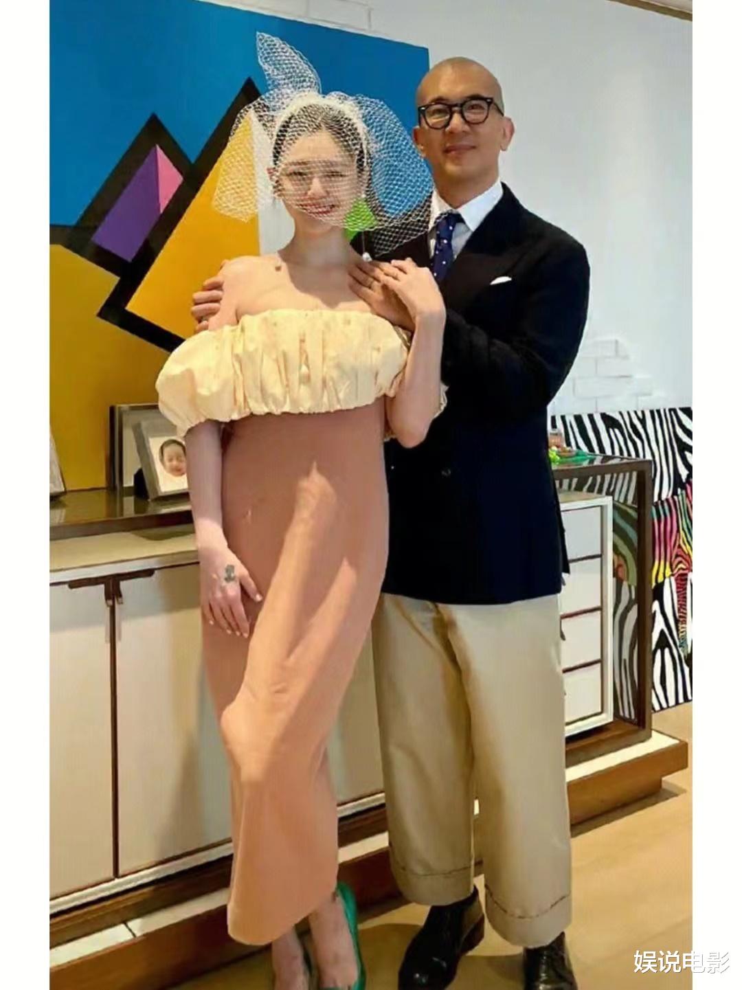 汪小菲曼蒂被偶遇韩国机场，未婚妻手戴钻戒，看婴儿书力证怀孕