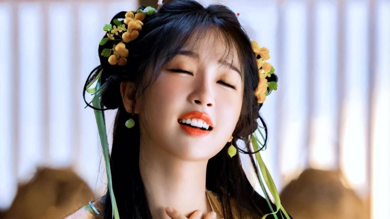 32岁金靖对虞书欣和周雨彤不同态度：一个真诚一个敷衍！清醒大女主