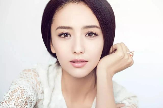 佟丽娅金鸡奖红毯造型提前曝光，引发热议与期待