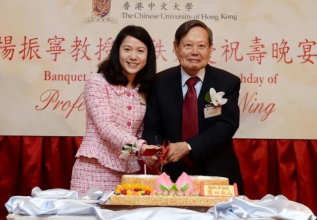 后悔了？48岁翁帆为杨振宁庆102岁生日，全程和宾客寒暄无视丈夫