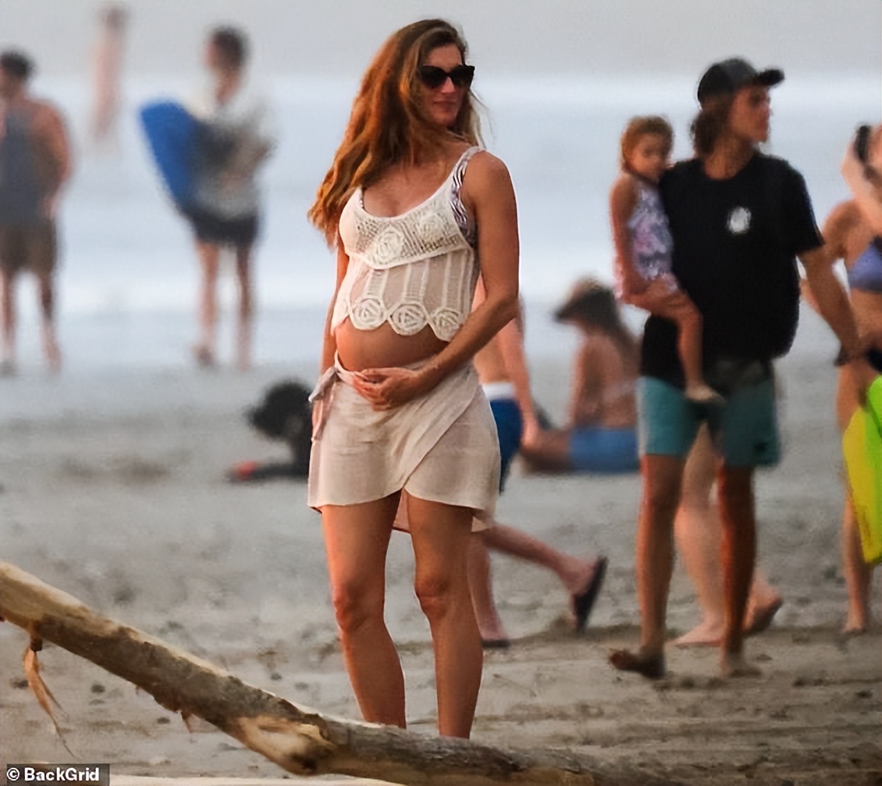 44岁吉娘娘三胎孕肚海边度假，35岁小男友陪伴，光着肚皮秀身材