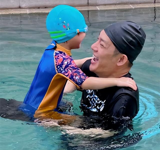 都是傅程鹏的基因，前妻儿子和后妻儿子一对比，差距就一目了然