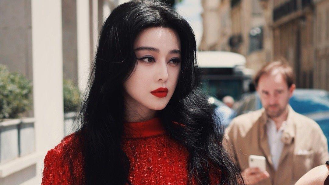 43岁范冰冰在国外又杀回来了，穿大红裙涂烈焰口红，比妲己还妖艳