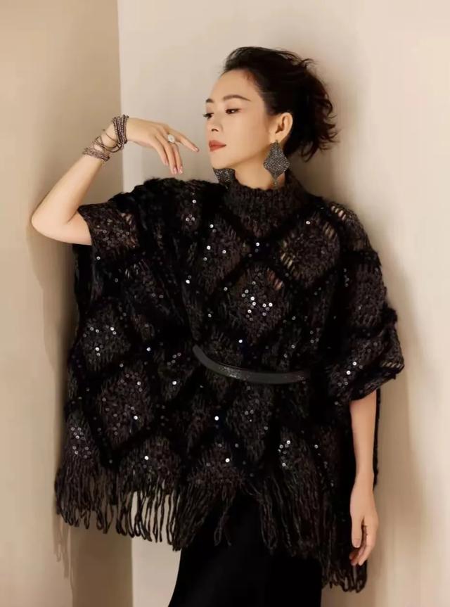 章子怡亮相上海大秀美的太突出 ！侧脸秒杀，像霸气女王高贵冷艳