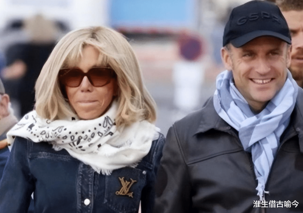 马克龙有多爱大24岁布丽吉特?在游艇上摸着她的脚踝,深情注视她