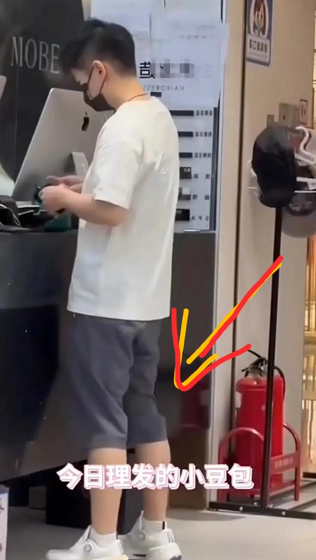 太低调！孙颖莎回北京一个人理发，照镜子摆弄很臭美，裤子引热议