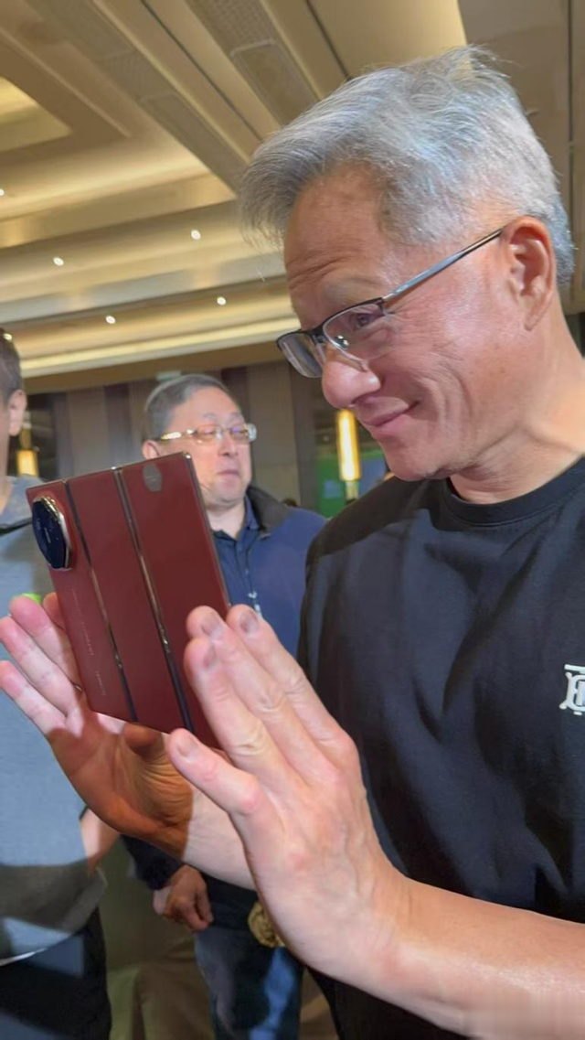 黄仁勋体验华为三折叠,直呼Unbelievable