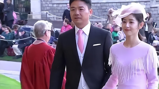 刘强东携娇妻章泽天现身巴黎奥运会,气场强大,8岁女儿身高瞩目