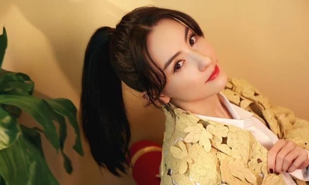 张柏芝罕见现身！消失一年整个人都变了，双腿站姿难看显憔悴！