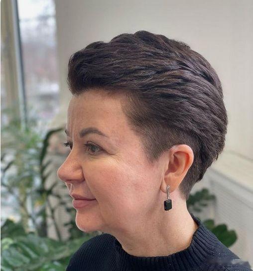 女人过了55岁,一定要试试推边短发,利落时尚显自信