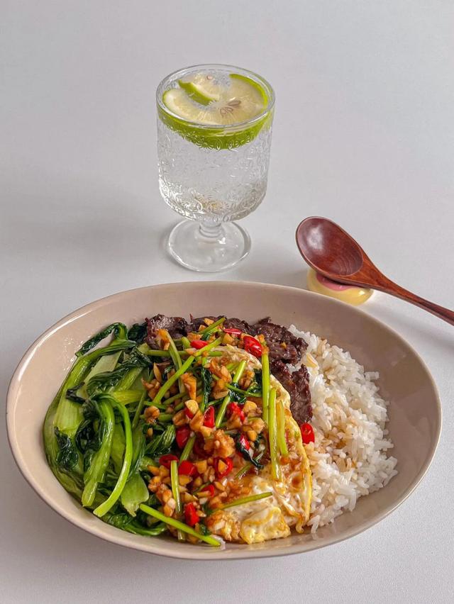 夏天又热又忙，午餐可以像我这样做，简单炒一炒，营养又美味