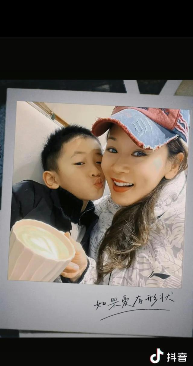 港姐冠军元宵晒一家三口照,引发的舆论涟漪