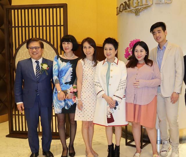 5年后,再看那个21岁就迎娶赌王千金的哈佛学霸,他如今怎样?