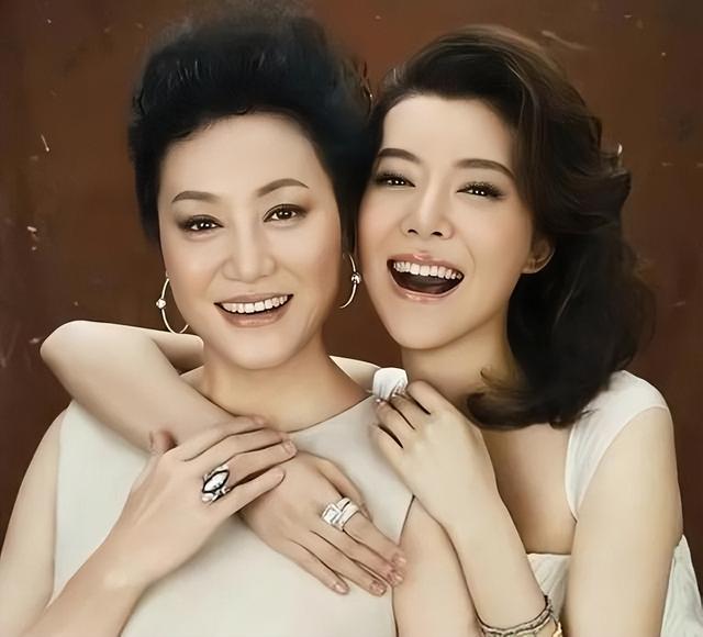 车晓晒照陪母亲过春节，小酌满脸通红，70岁王丽云满头黑发不显老