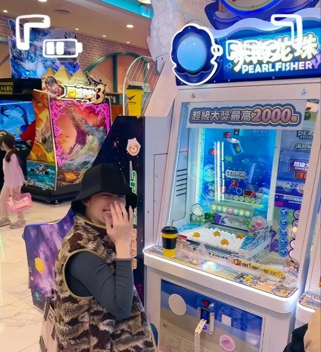 郭碧婷一人带俩娃玩,2岁儿子留长发似姑娘,自己比孩子玩的还欢