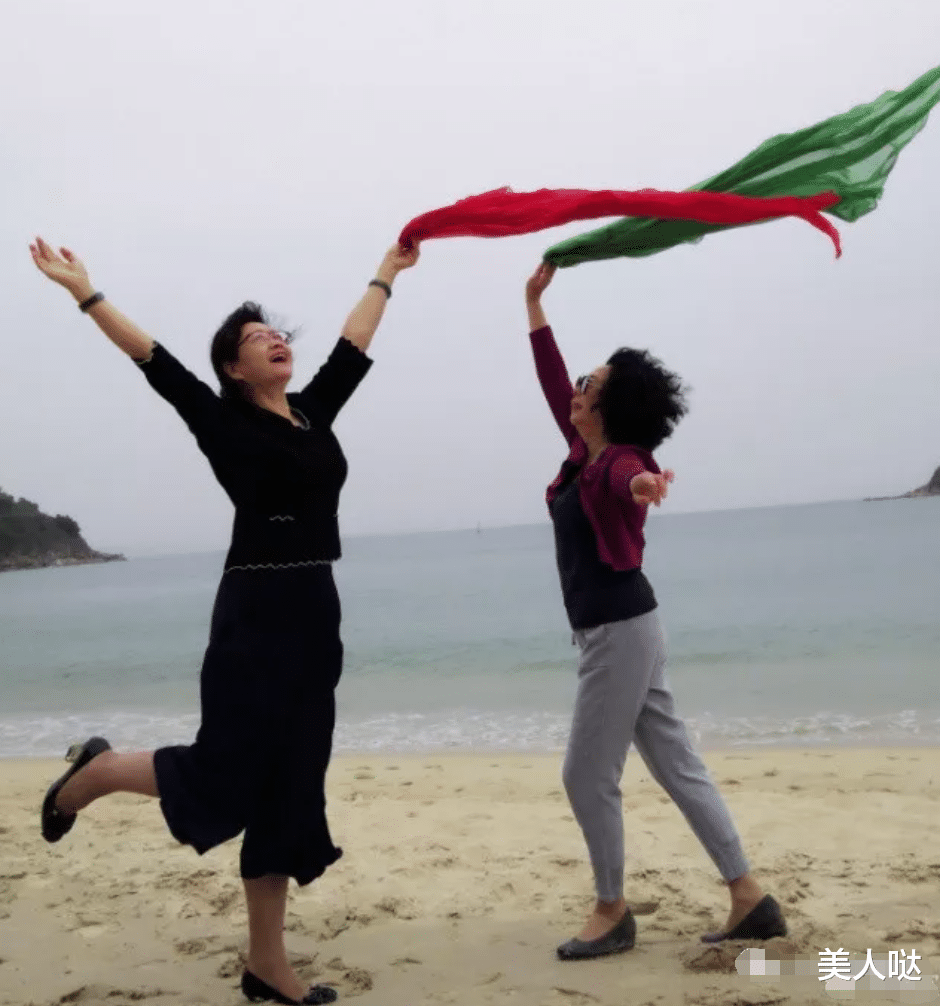 蒋欣罕晒全家福,爸爸气质儒雅一看就是文化人,妈妈穿红裙有气质