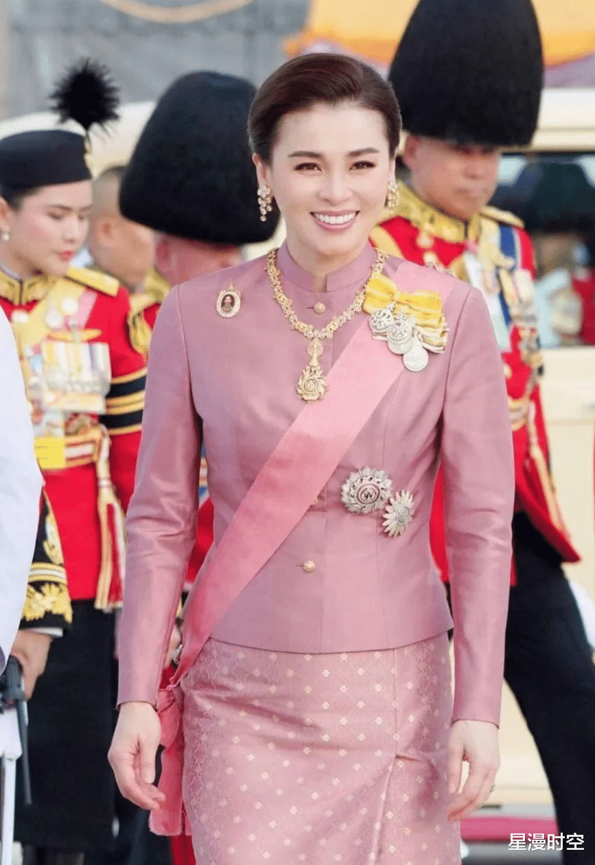 泰王新宠来势凶猛?苏提达王后早已脱胎换骨,美出新高度