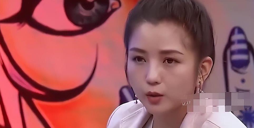 与何洁离婚7年，赫子铭宣布再婚，现任妻子出镜温柔声音甜美！