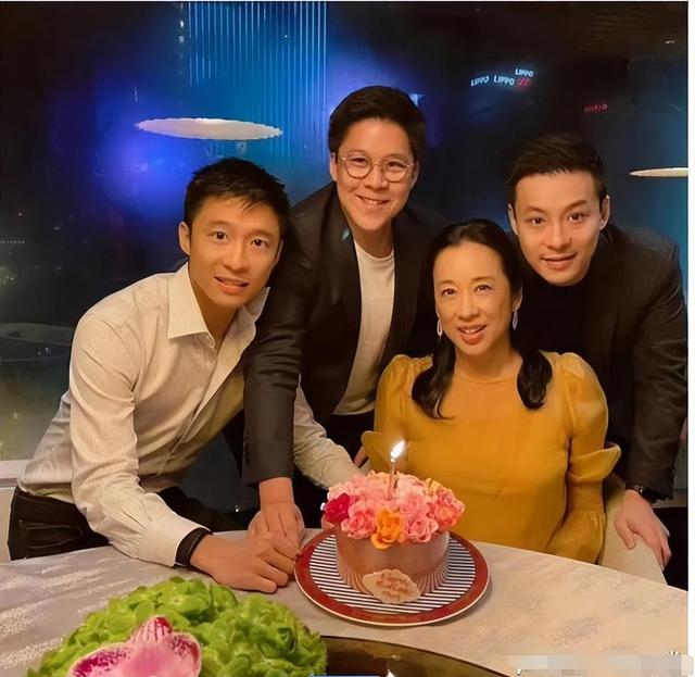 郭晶晶带家人游玩丽江,朱玲玲和郭妈妈罕见同框!罗康瑞白发亮眼