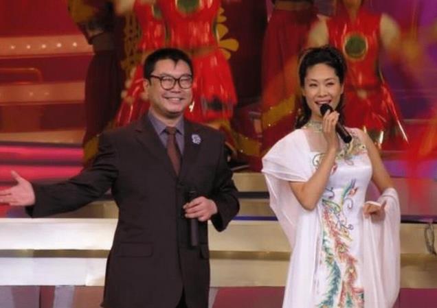 57岁于文华现状,住在农村自建房,裙子拖地喂土狗,曾遭前夫背叛