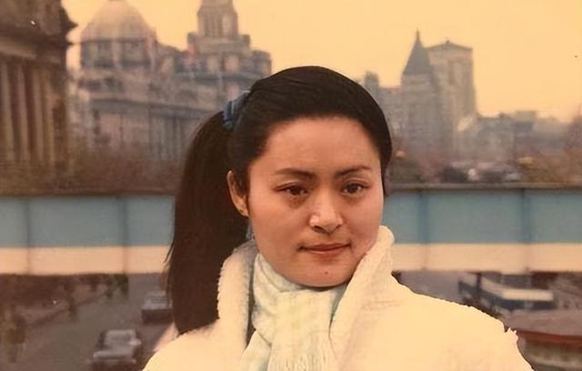 打败韦唯毛阿敏,却被亲弟弟砸成脑震荡,一代歌后沦为保姆谋生