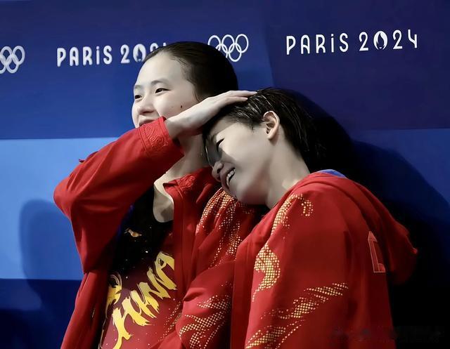 陈若琳给全红婵剪头发,网友:冠军的头发还得冠军来剪