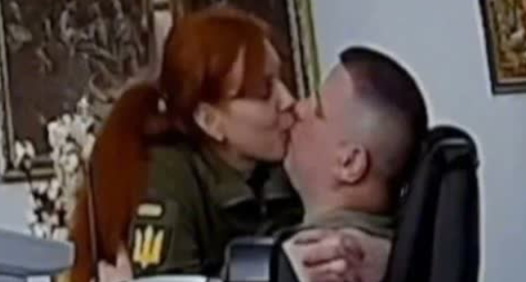 军队内部丑闻曝光:乌克兰将领忽视前线血战,在后方办公室热吻女下属