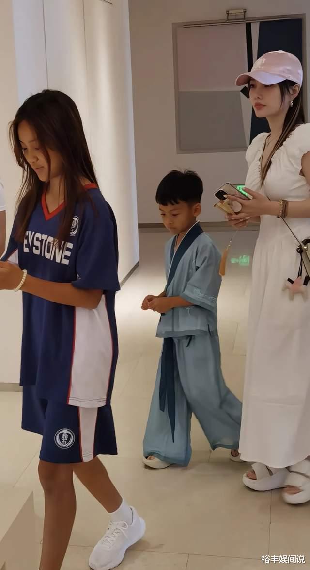 太壕!李小璐母女秦皇岛看房,甜馨穿校服太显黑,曝学费一年30万