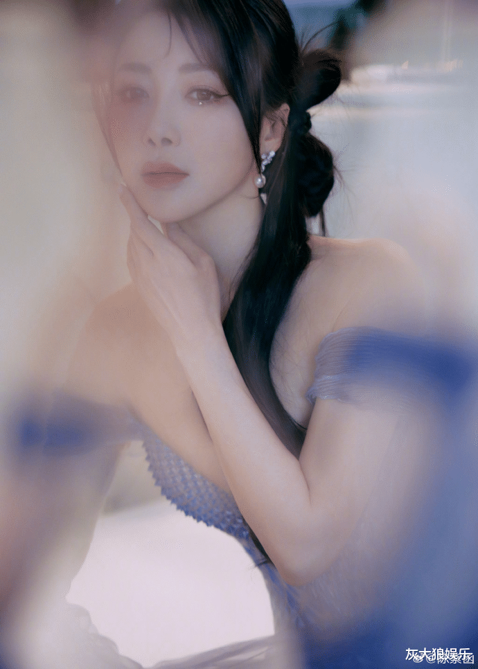 49岁陈紫函“紫色深V人鱼姬”，越熟越性感，珠圆玉润太美了