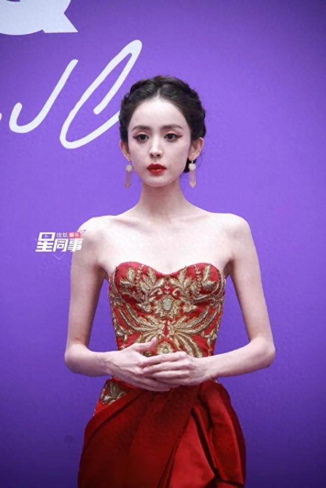 娜扎瘦到吓人，干瘪如骷髅，网友都惊了：这种审美真是病态……