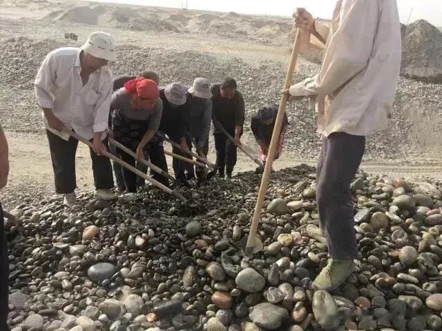 一泡尿冲出60万和田玉，玉石圈从来不缺一夜暴富的故事