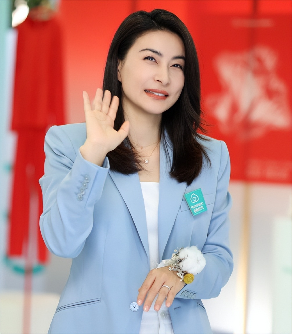 郭晶晶“又矮又壮”到底算不算大美女？看看她和刘诗诗的对比照就有答案