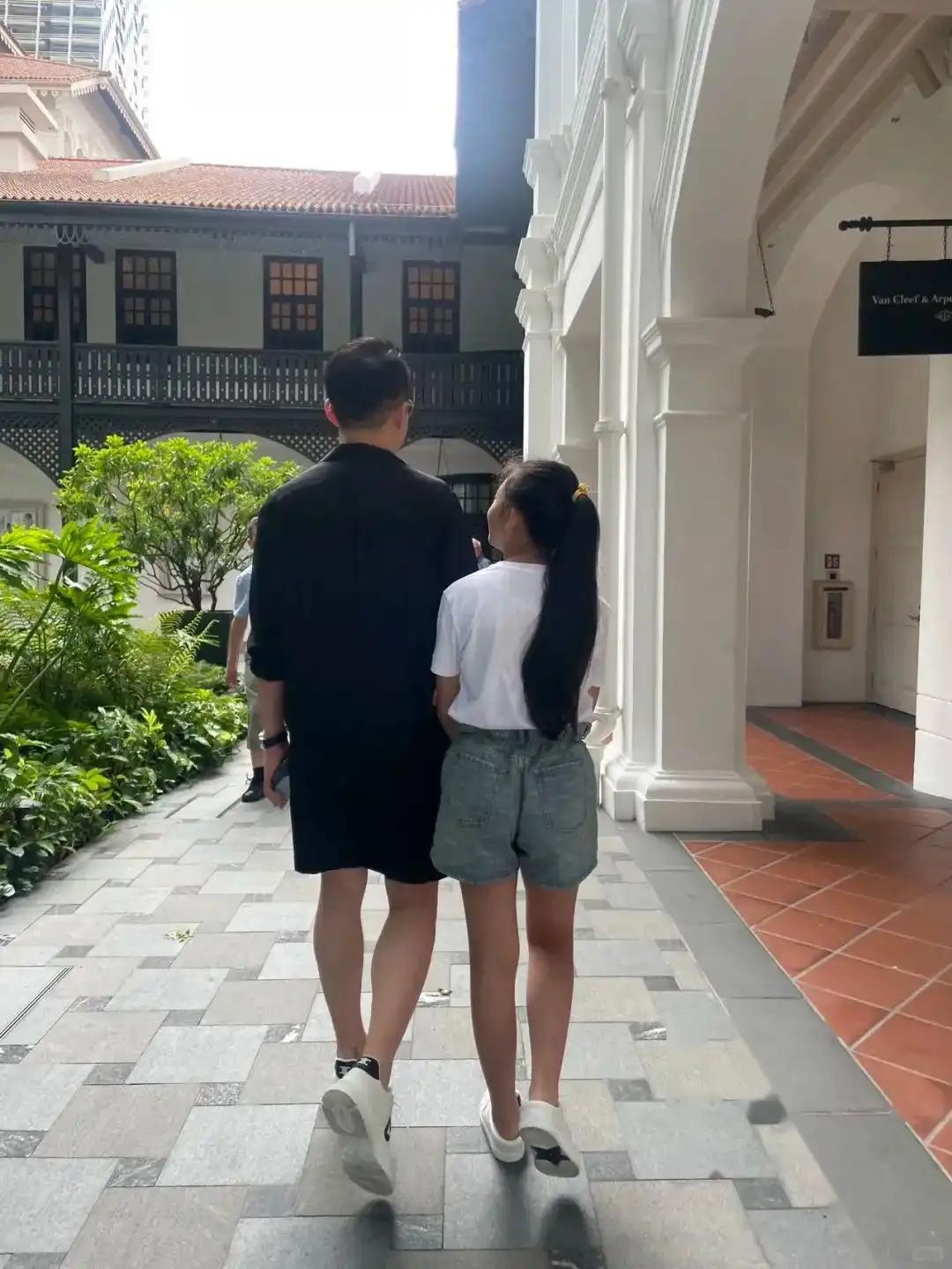 汪小菲晒出10岁女儿合照,女儿侧脸神似大S,现任马筱梅小鸟依人