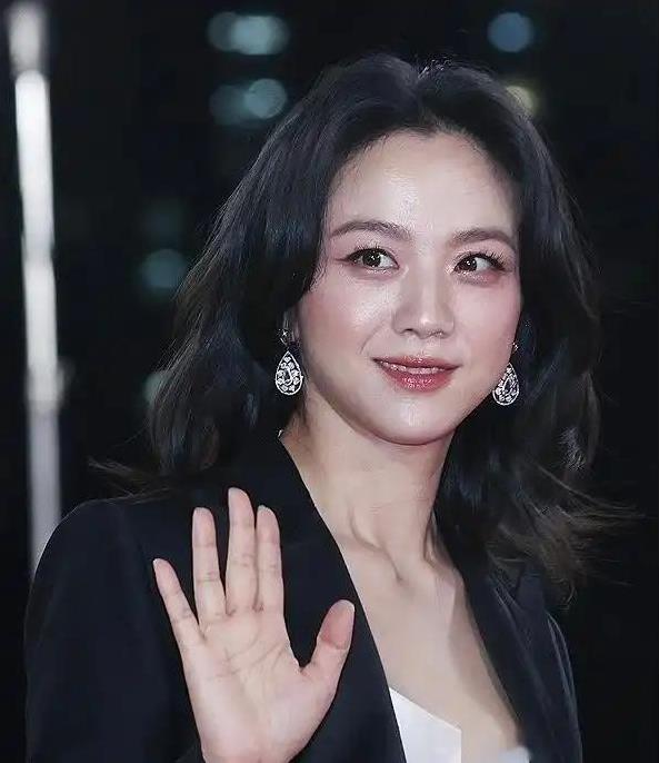 首尔电影节这天：一群韩国女星，被一位45岁的中国女星抢了风头！