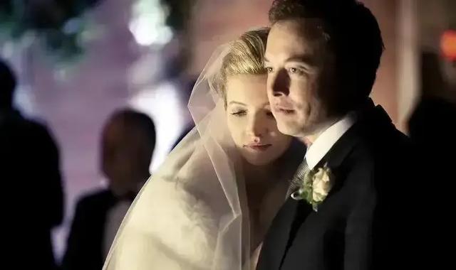 马斯克审美是真的顶,前妻莱莉是大美女,甩了马斯克2次!