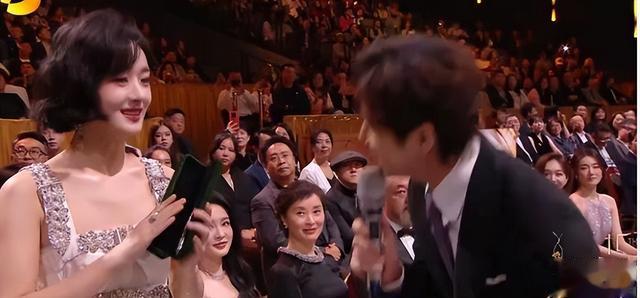 金鹰奖这晚,李沁收到鸡腿合不拢嘴、赵丽颖短发搭配于和伟压轴