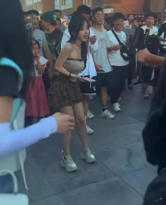 冯提莫在新疆大巴扎游唱,上身丰满下身骨感,化大浓妆显脏!