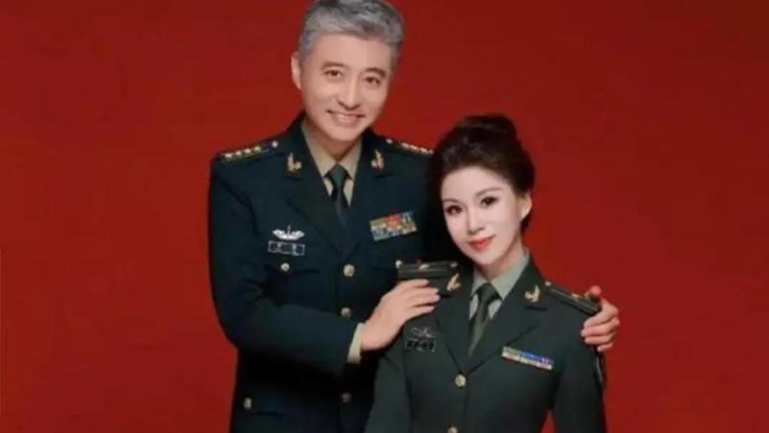 49岁相声演员周炜全白头发亮相太吓人，妻子保养得宜似少女，17岁儿子比爹还高